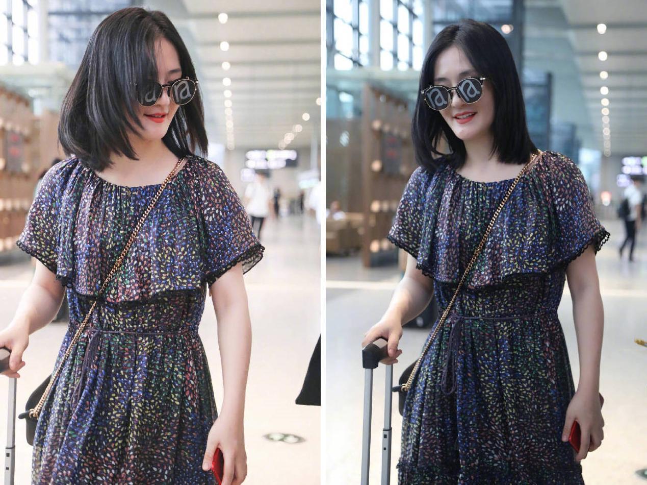 谢娜现身机场,穿大妈同款深色碎花裙,有种女神归来的感觉