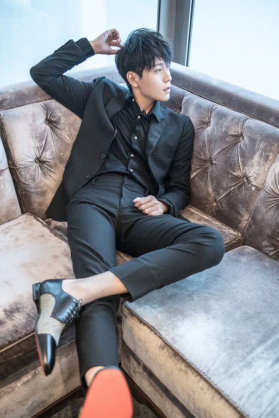 秦俊杰又撩妹？一身黑西装帅气逼人，杨紫赶紧来管管！