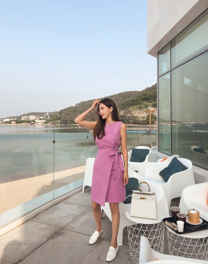 清新娇俏的气质美女，赏心悦目的搭配，处处流露出典雅大气的魅力