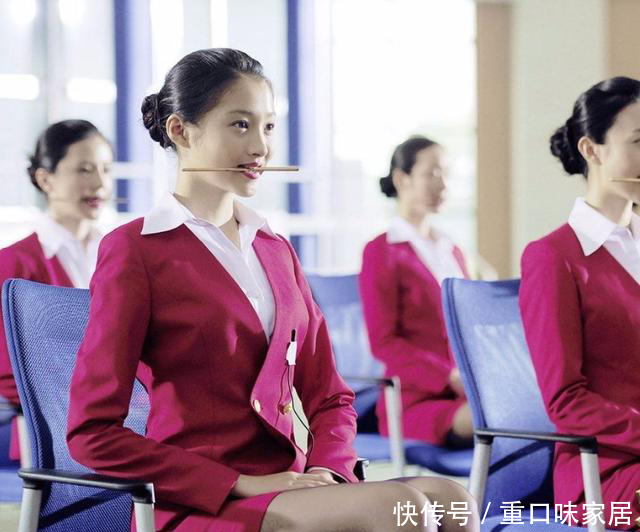 空姐穿的裙子那么短，她们需要穿安全裤吗？退役空姐给你答案