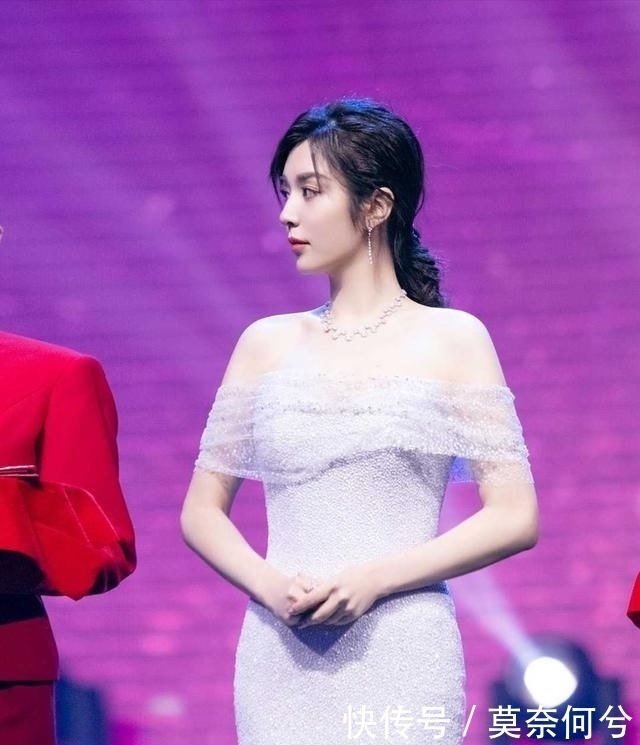 薄纱@但身材匀称,穿吊带薄纱连衣裙气质惊艳,王晓晨不是“尤物女神”