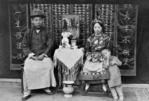  「发现」美国人在鞋盒里发现了6000张中国老照片