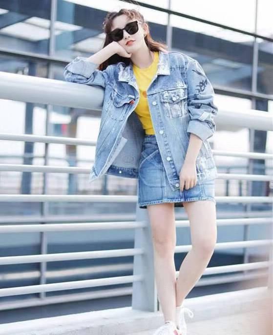 小姐姐们：帅气十足的牛仔外套，彰显你的独特个性