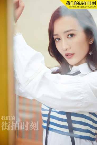 王鸥街拍清爽怡人 一身蓝白长裙走进淡雅初秋