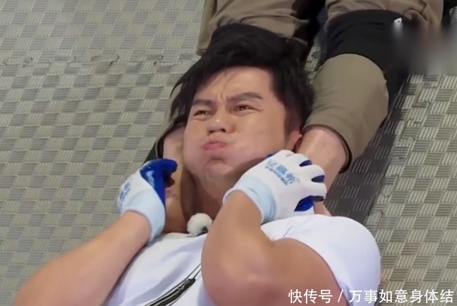 「大战」《奔跑吧》节目组搞两种待遇,人梯大战素人都戴头盔,跑男却没有