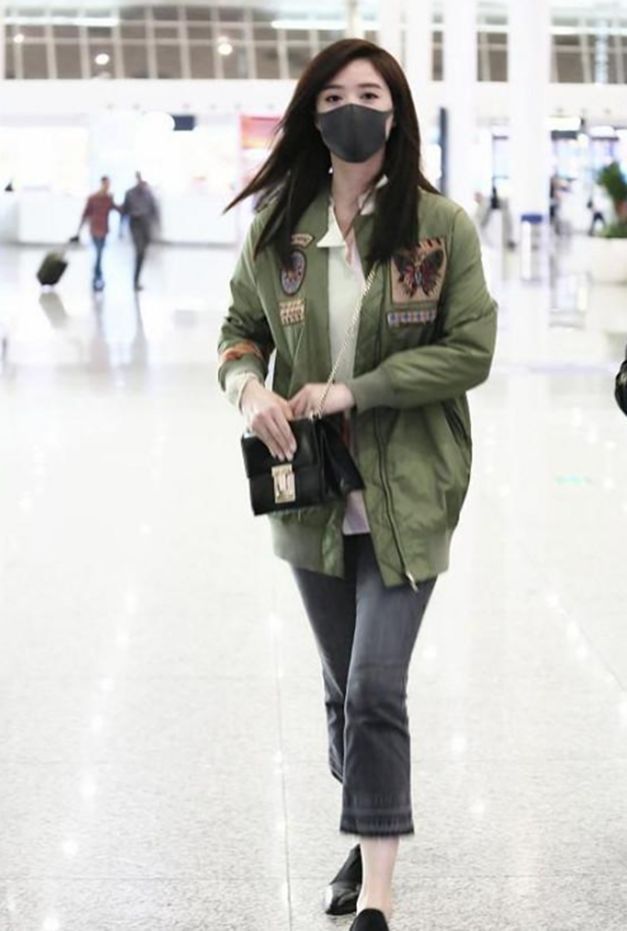 蒋欣豁出去了，竟把“卫生纸”穿在身上，网友：上围有料太撩人！