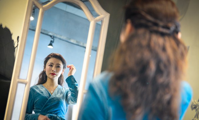 镜头下:云南50岁大妈冻龄不老，与女儿同出门似姐妹