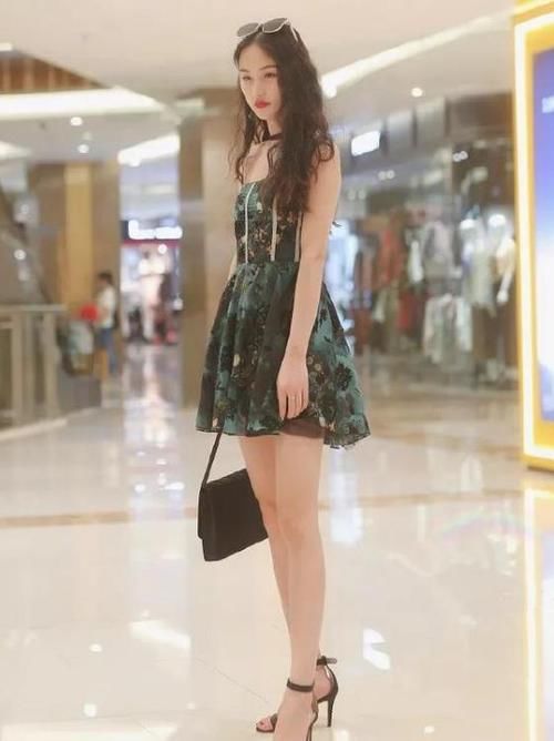 #花貌#街拍:雪肤花貌的小姐姐,一条墨绿色的连衣裙,青春靓丽气息