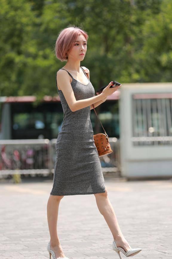 街拍：图1被韩雪美到了，腰都快像包包那么细了！图3包臀裙美女