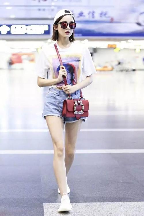 娜扎输给了关晓彤！不仅腿短，还九曲十八弯？