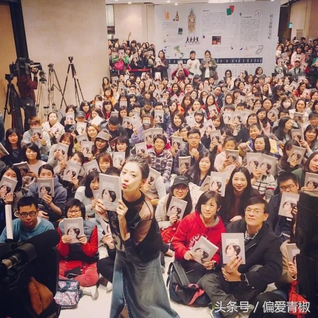 贾静雯把牛仔裤拆成裙子穿，两件裤子缝一起！这回相信你44岁了！