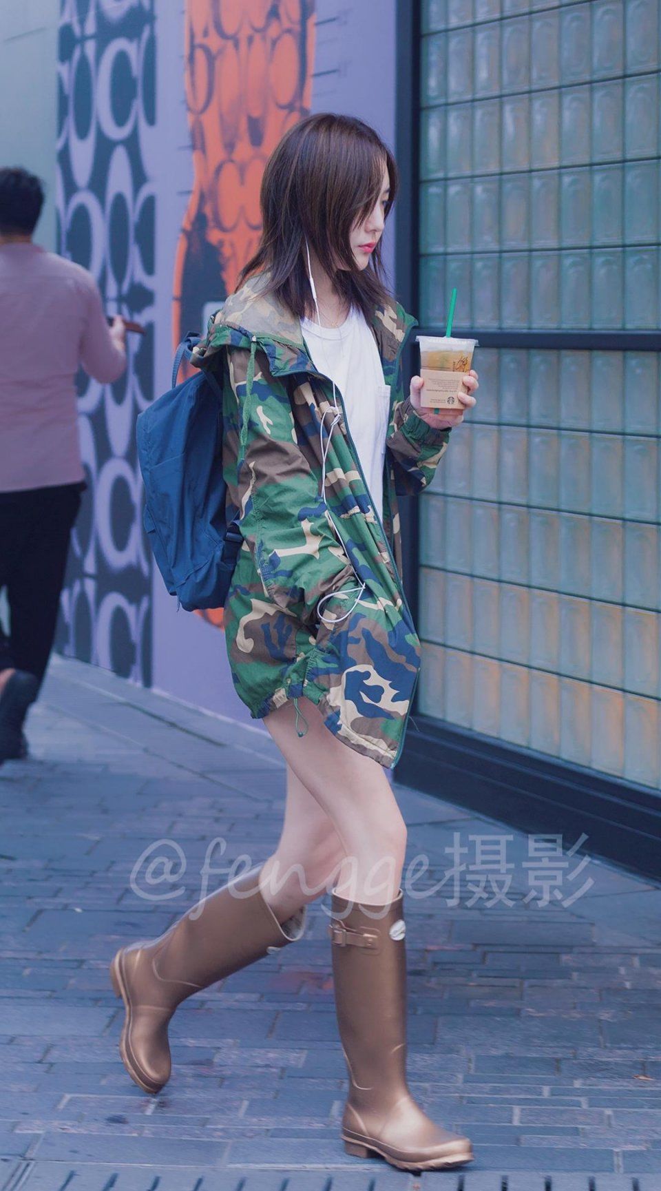 雨停了，女孩穿着时尚雨靴来了，不能趟水了，她心里一定极其失望