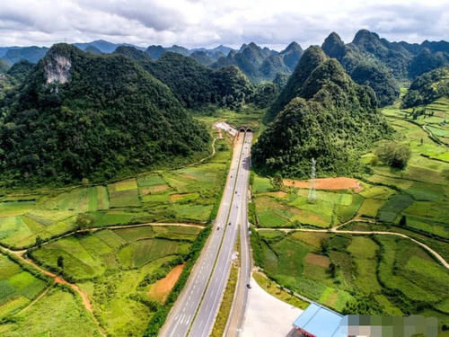 国内一条公路在国外走红,英国媒体称它为全球最美公路,没有之一