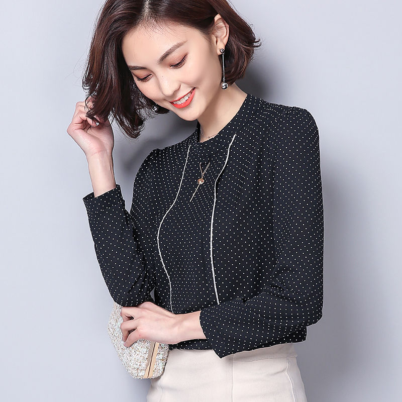 老婆一米55,但从不穿高跟鞋,穿这“小衫”+牛仔裤,显高到爆