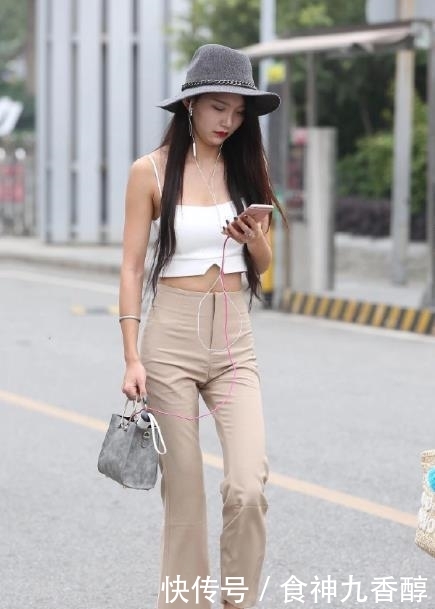  #穿搭#精致小姐姐紫色天然，笑容甜美可爱，超显小清新灵动！