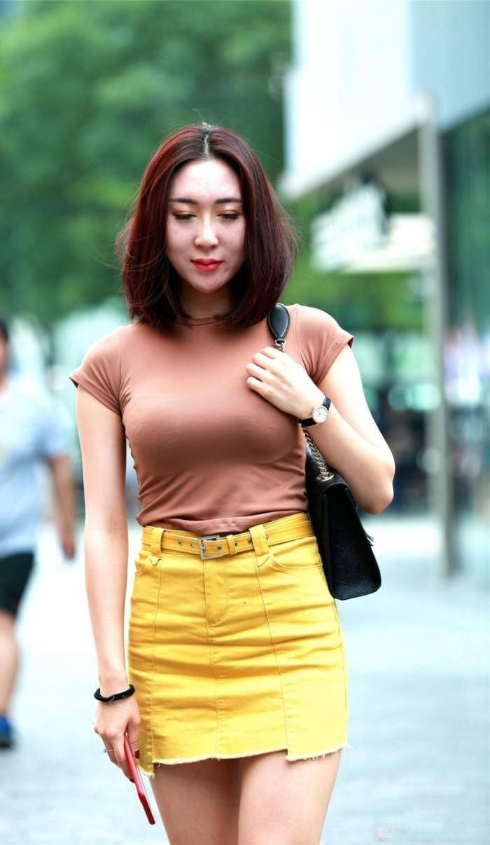 出现在街头的姑娘穿搭自己喜欢的衣服,把自己打扮美美的