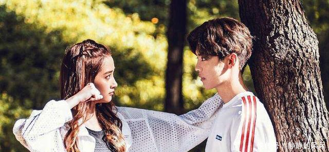 关晓彤霸气回应与鹿晗接吻事件，网友这其实很正常啊