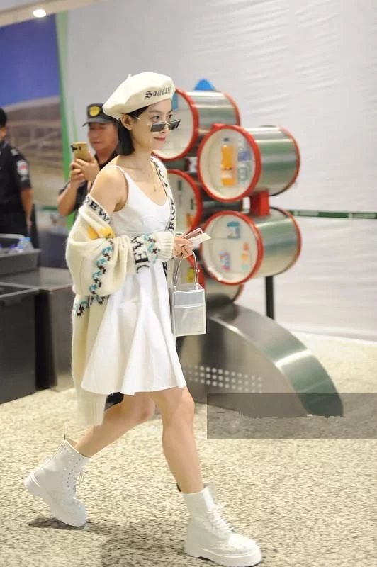 宋茜机场秀香肩，白裙毛衣甜美十足，却穿错鞋子看起来矮了十厘米