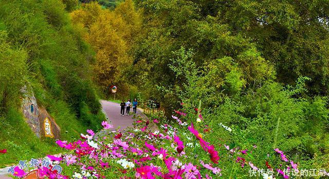 张掖：祁连山秋色如画 游客流连忘返