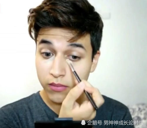 看腻女生化妆，帅气小哥化妆手法非常独特，妆后一定不会让你失望