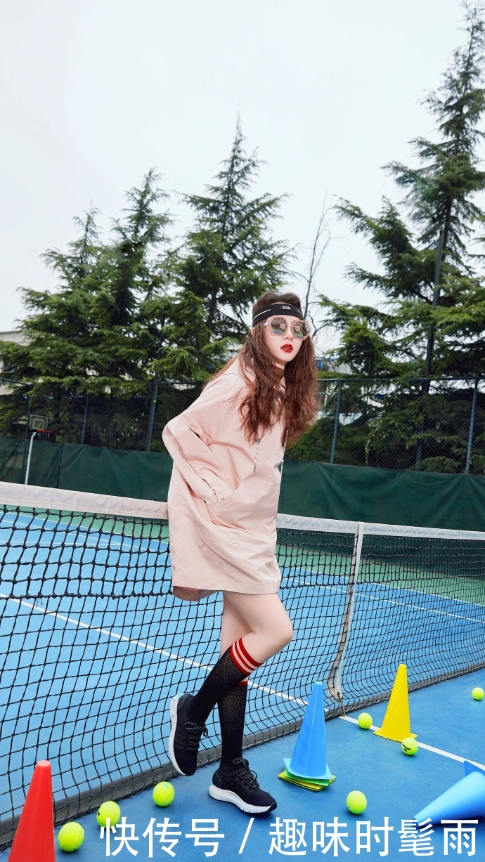 戚薇穿长筒袜现机场，勒出赘肉好尴尬，网友：穿着不难受吗？