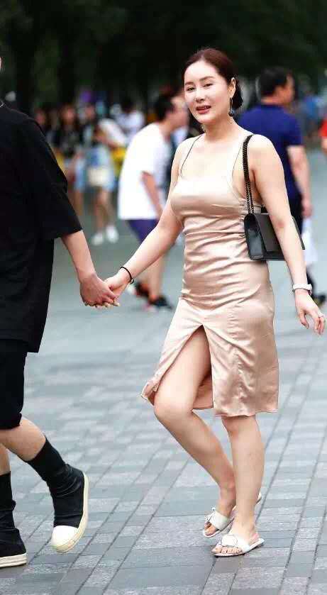 微胖小阿姨连衣裙裹出婀娜身姿，身材凸凹有致