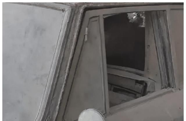  『浸蚀』废弃停车位内突现古董车，车体被锈迹浸蚀，两边车灯曝露车辆真实身份！