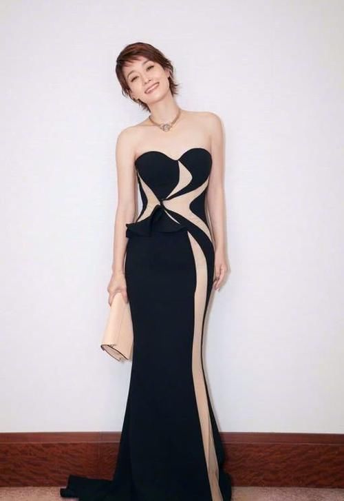 马伊俐真会穿，黑裙玩出新花样，只是凸出来个小裙摆就好高级！