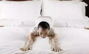 睡前趴10分钟，堪比跑步1小时，肚子平了、腰也细了