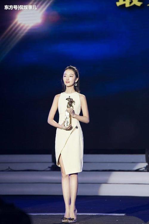 周冬雨好尴尬！斜肩裙撑不起来一直掉，网友：别扯了没啥可看的！