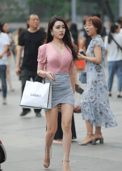 街拍: 贴身的粉色打底包臀裙, 走在街头都格外的自信