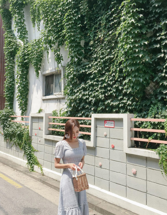 女神孙允珠，明斯克民族花饰波漾淡灰洋裙