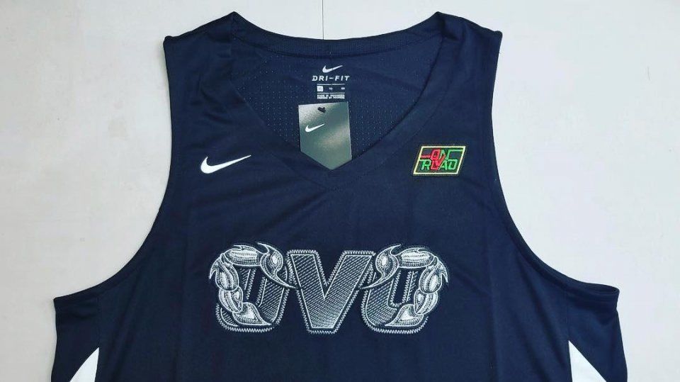 刚刚，Drake晒出了OVO x Nike联名球衣…