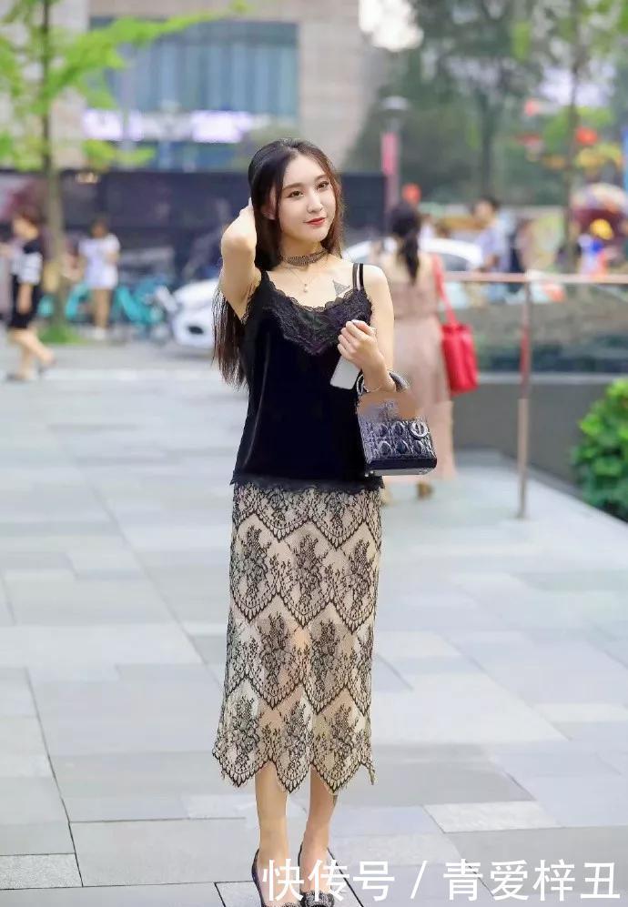 高贵典雅|小姐姐一条紫色吊带长裙,紫色还赋予了她高贵典雅的气质
