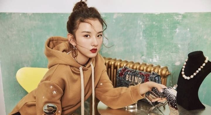 宋祖儿裙子短到尽头，逆天长腿尽收眼底，网友：真正的“腿精”！