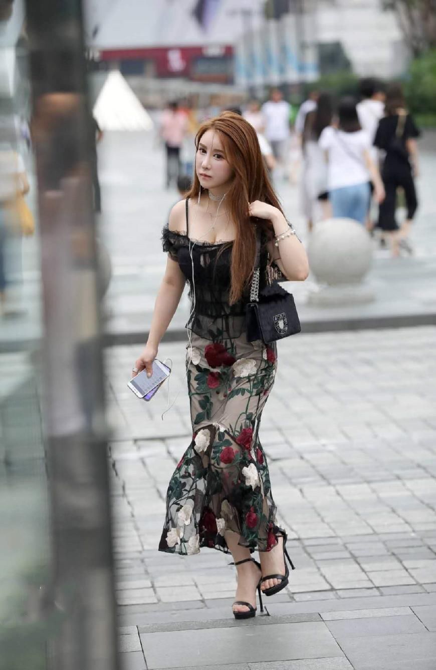 街拍:图1美女扎哪吒头像戚薇，图6美女腿不细，看着却很长