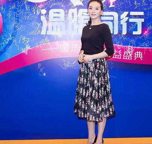 “晴格格”王艳打扮随意，网友：正常普通人就这么打扮，看着舒服