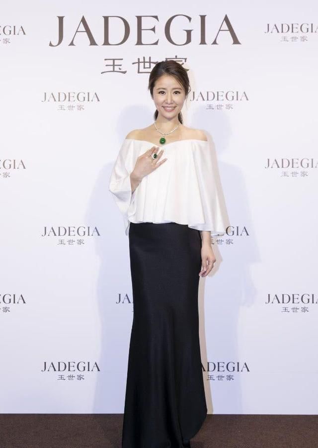 林心如马尾辫配黑色皮裙，瞬间年轻20岁，真看不出来42岁了！