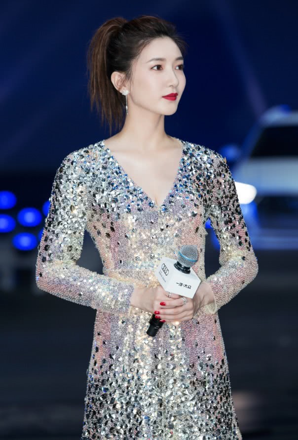 江疏影得罪造型师了？这粉色“大裤衩”是什么鬼，心肌梗塞了！