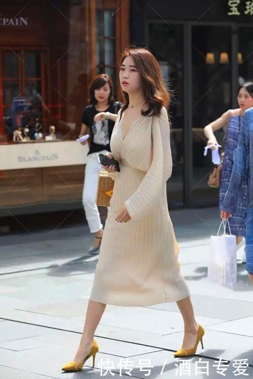  「气质」街拍，时尚尖头高跟鞋，总能彰显美女的成熟气质