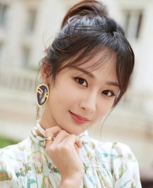 杨紫身穿长裙近照曝光，美出新高度，网友：她越来越有女人味了！