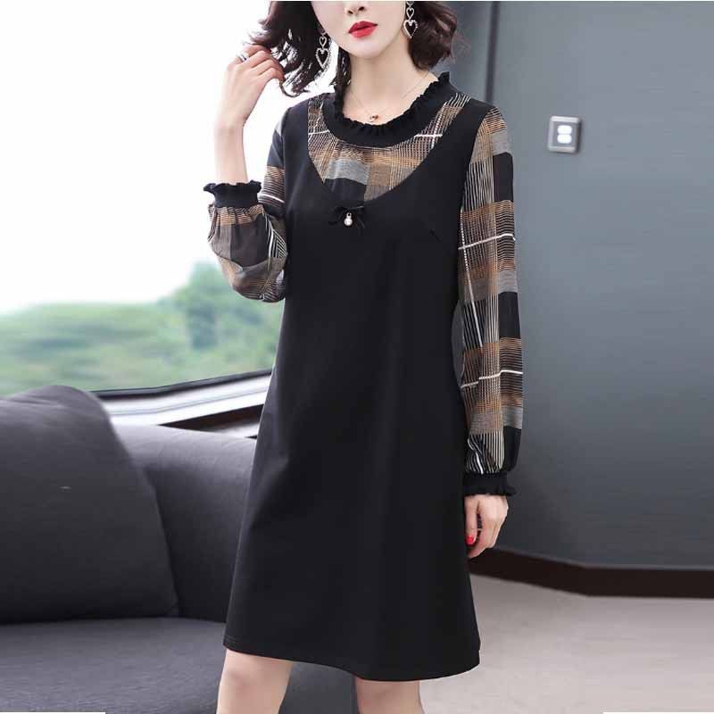 55岁的妈妈同学聚会，多年未见的老同学夸她还如此年轻，会打扮