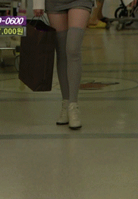 参加活动，姑娘穿着报纸做成的衣服，真是太时尚了