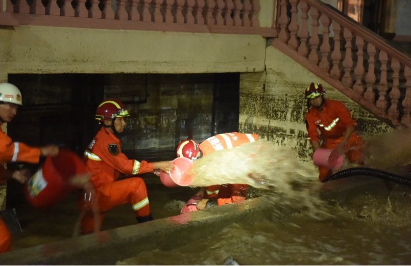 塔城地区托里县突降暴雨引发洪水 塔城消防12