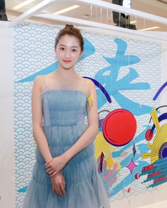 关晓彤跟鹿晗从日本回来，眼袋竟袋消失了？！难道是假眼袋？