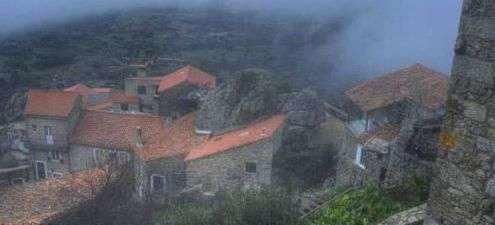 最原始的村庄,每天都睡在上百吨的巨石下,游客:压力太大