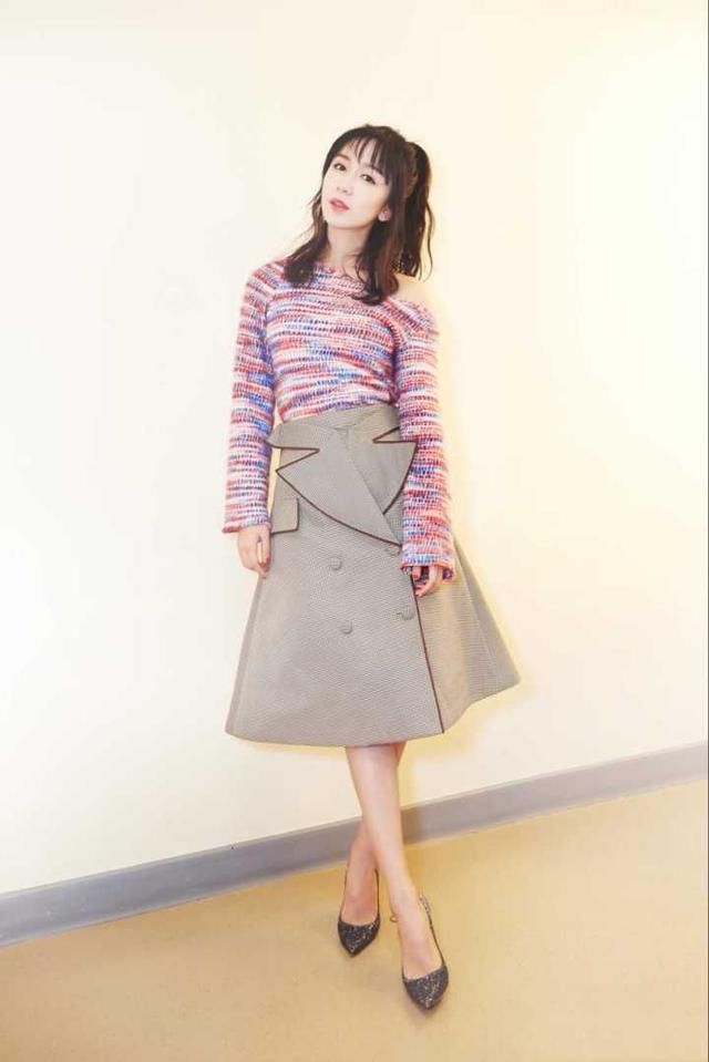 娄艺潇玩下衣失踪，但“烂”的热裤和衬衣配上素颜显得毫无气质！