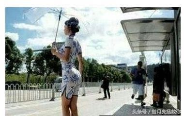 漂亮女子献身行为艺术,给自己画了件衣服上街,路人:真的逼真