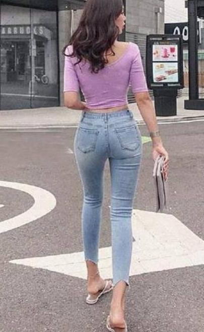 街拍：紧身裤勾勒S曲线，肤白腿长真俊俏，美女交个朋友可好？