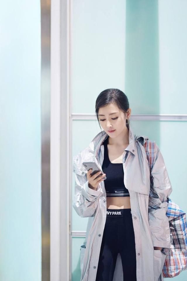 张天爱穿了一件裹胸健身服，还敞开大衣炫腹，网友：难怪路人紧盯